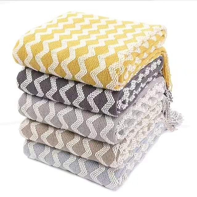 Knitted throw blankets