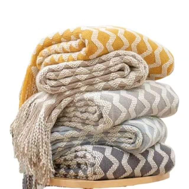 Knitted throw blankets