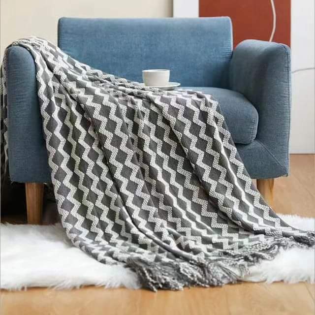 Knitted throw blankets