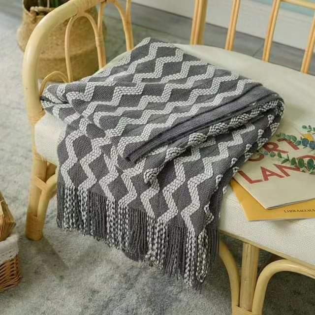 Knitted throw blankets