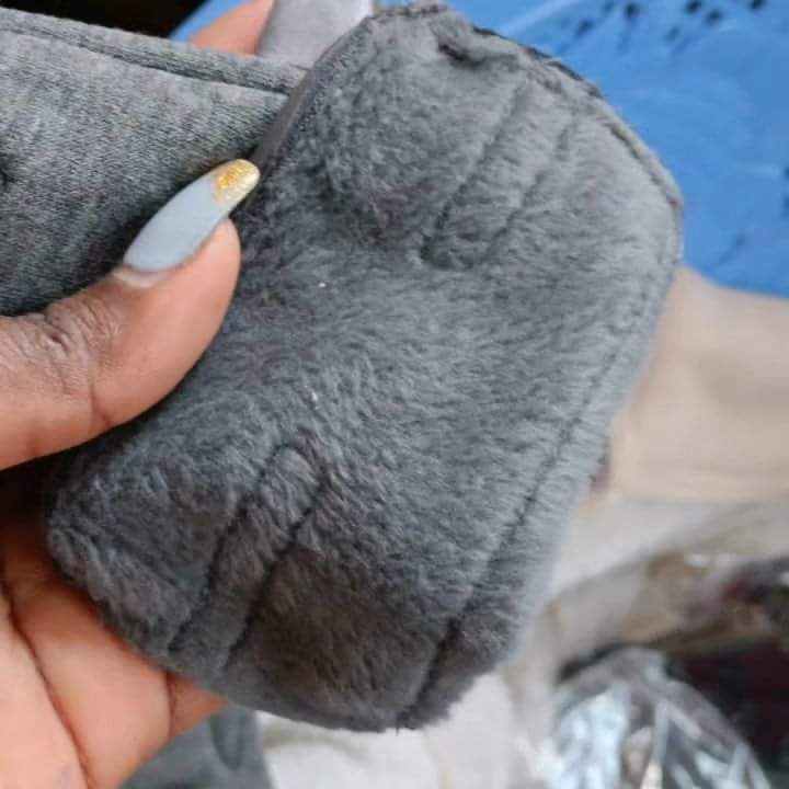 Warm winter gloves with smart touch fingers per pair