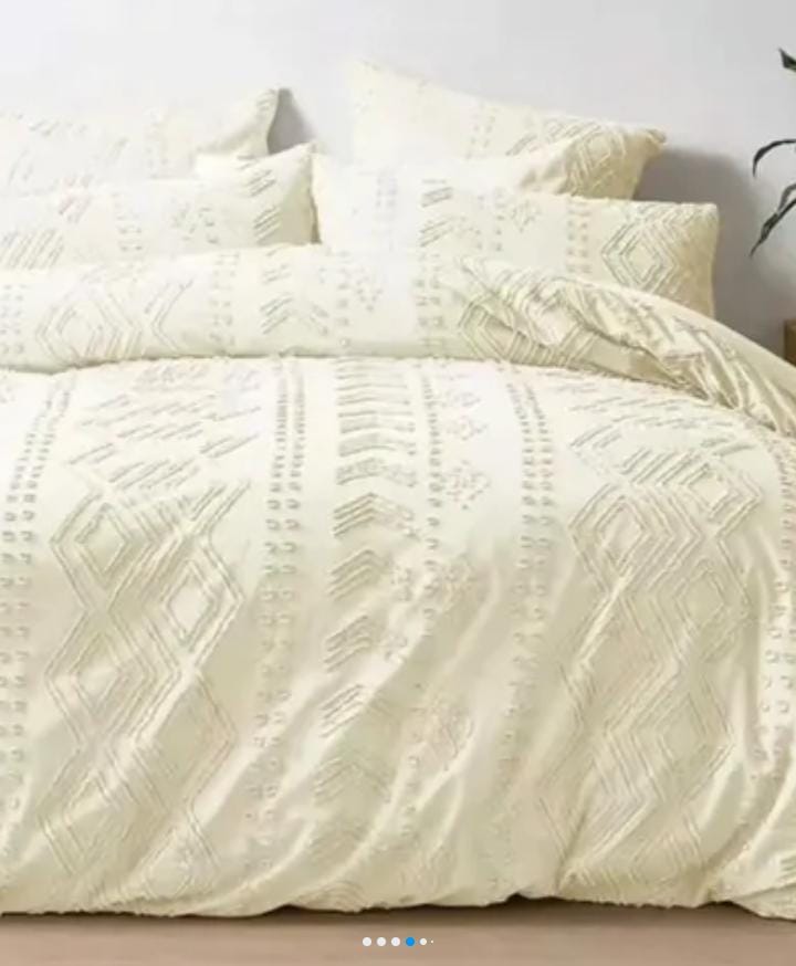 6 × 7 Tufted Duvet Set with 1 Bedsheet and 4 Pillowcases