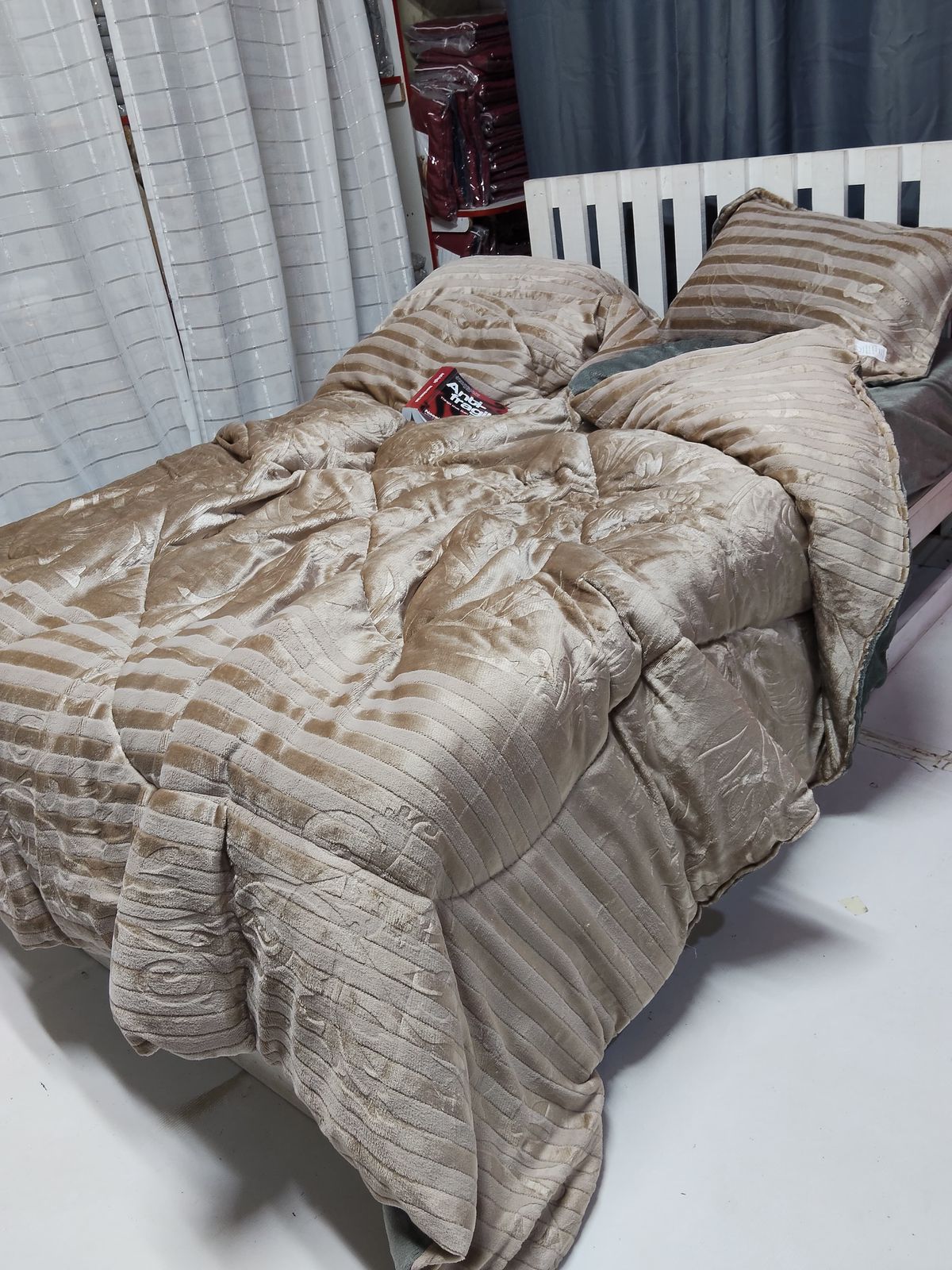 6×7 ft Soft Silk Duvet Set with Bedsheet and Two Pillowcases
