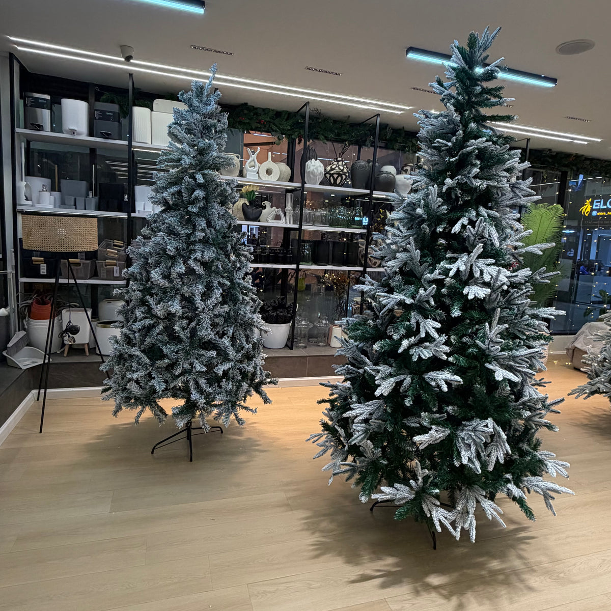 Christmas Trees | Pre-Lit, Green & Snow-Flocked Christmas Trees