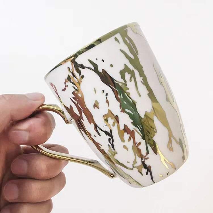 Set of 4 Classy Vintage Gold Mugs