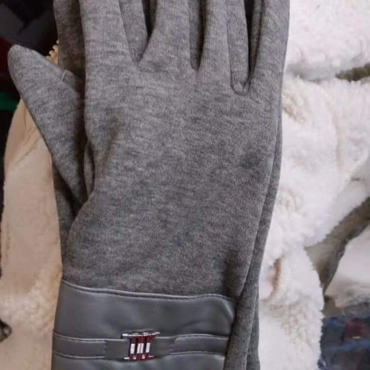 Warm winter gloves with smart touch fingers per pair