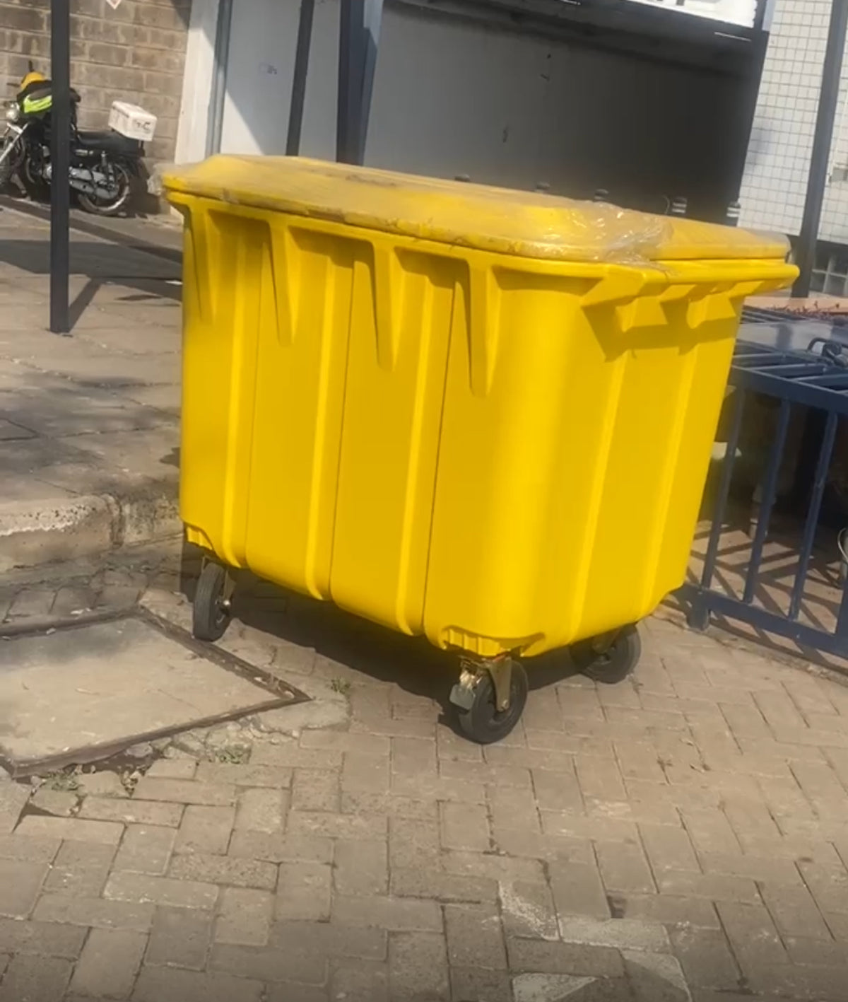 Spacious Dustbin Super Large Size Dustbin With Wheels – gemelli-collections