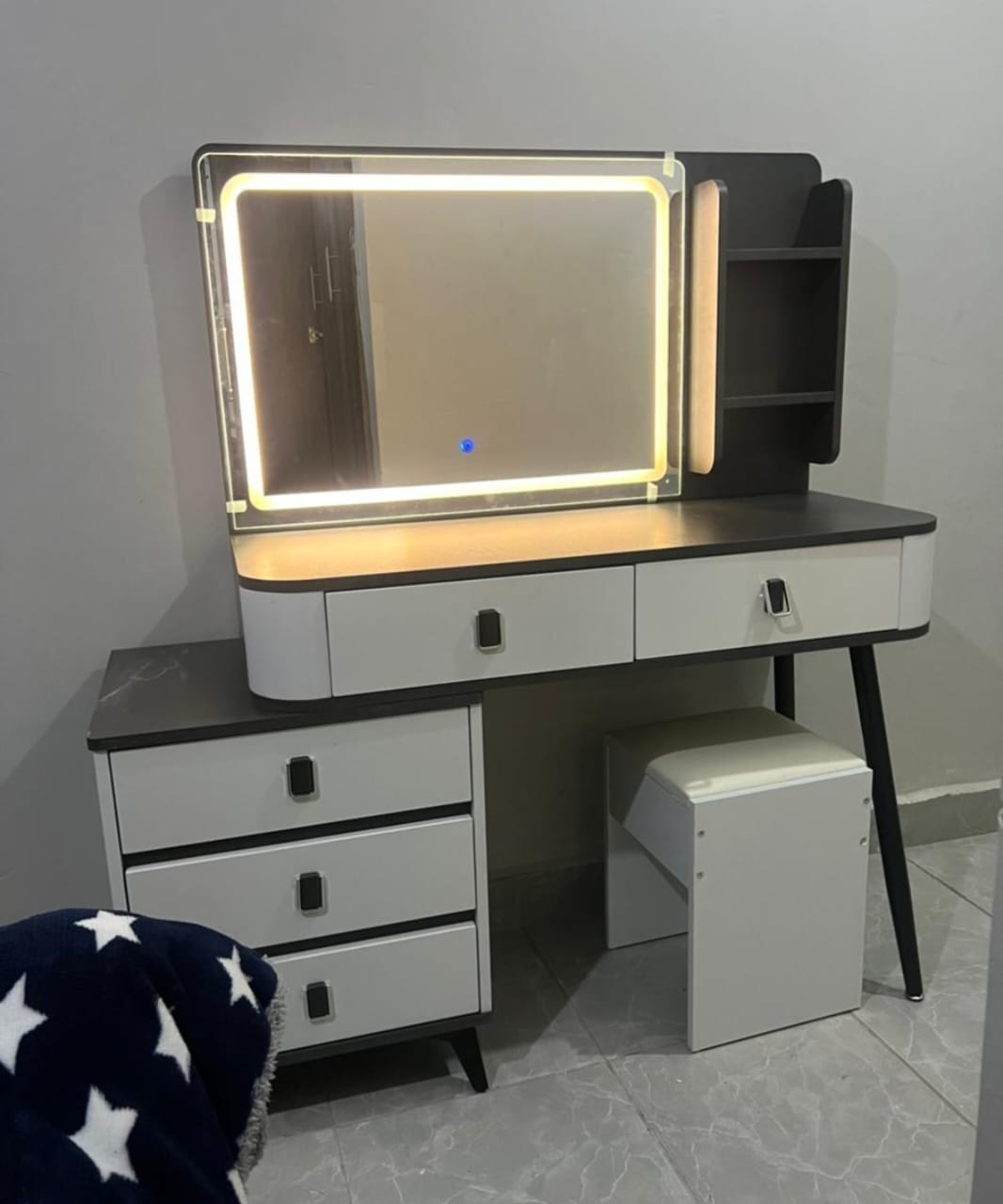 Dressing Table with Led Light