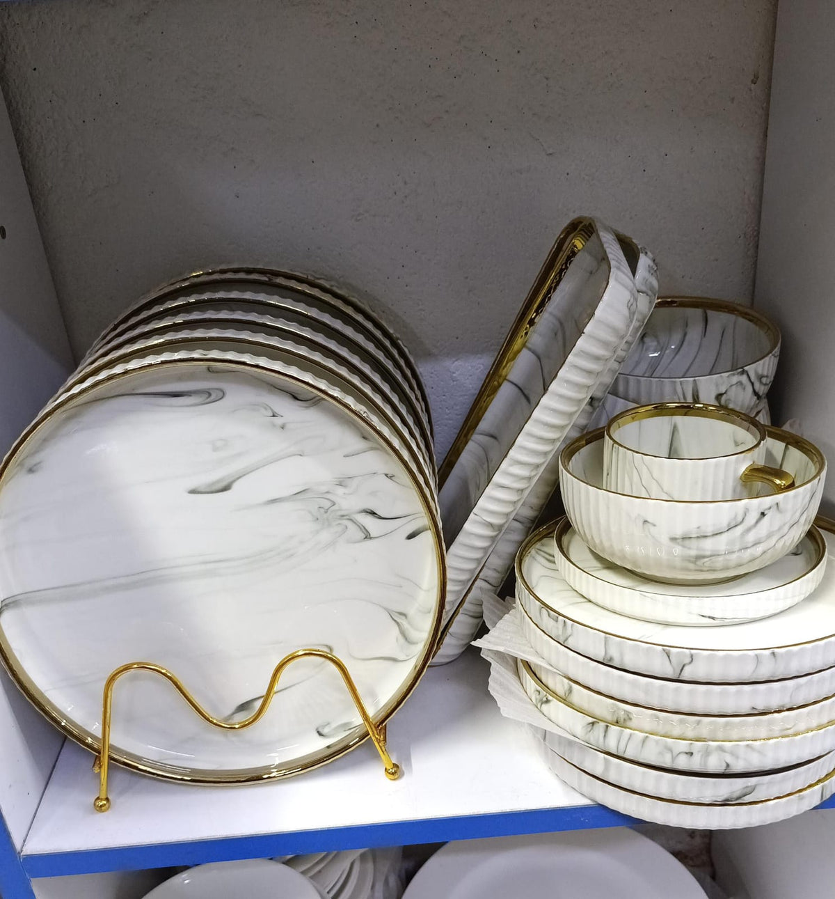 32-piece marble effect ceramic dinner set with white marble finish, gold rims, ribbed texture, dinner plates, side plates, bowls, and mugs
