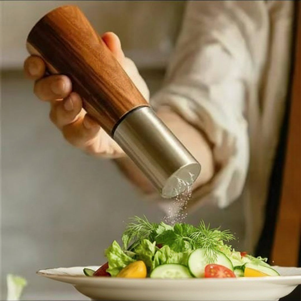 2 piece luxury kitchen pepper and salt grinder set for seasoning food.