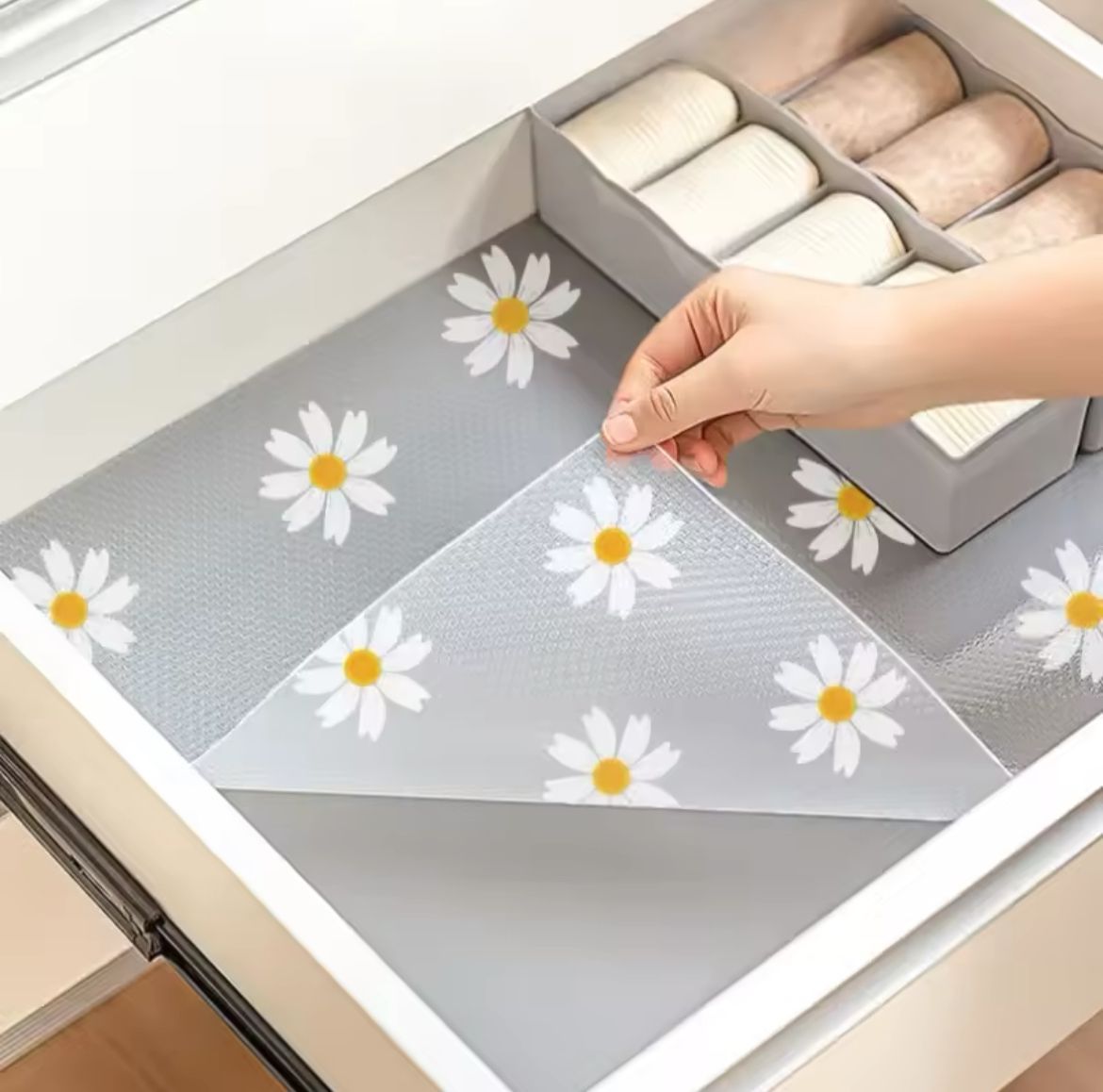 Daisy pattern kitchen drawer and cupboard shelf liner mat measuring 45cm x 500cm with oil-proof and moisture-resistant protection for cabinets, drawers, wardrobes, and storage shelves.