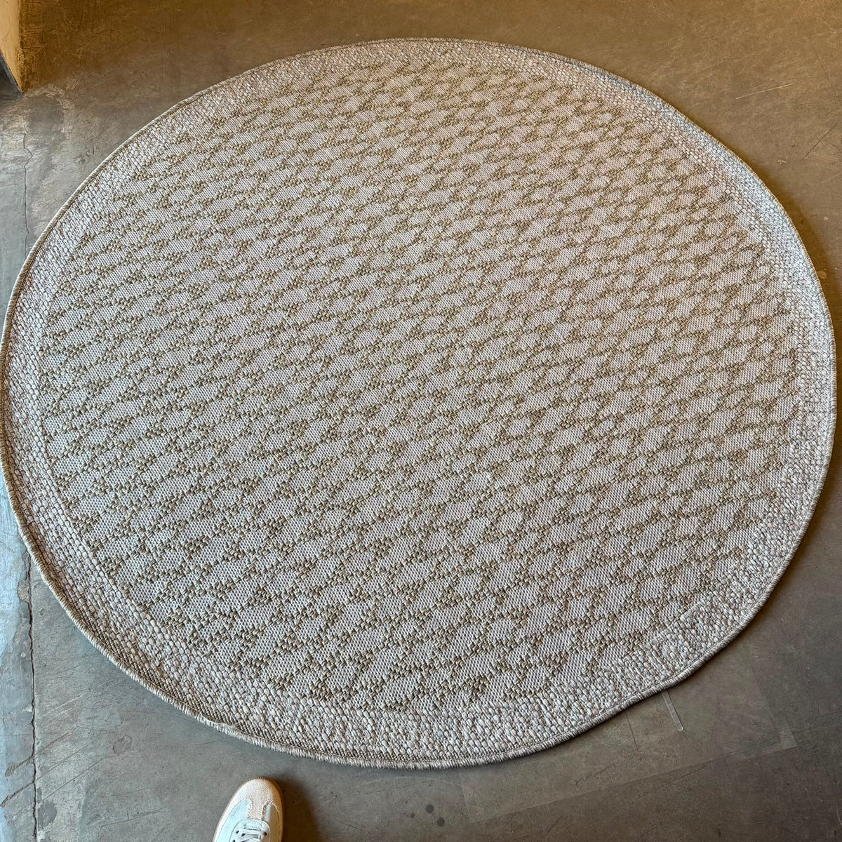 
Oriental Weavers Oria round diamond flat weave rug in neutral beige and taupe polypropylene for indoor spaces.