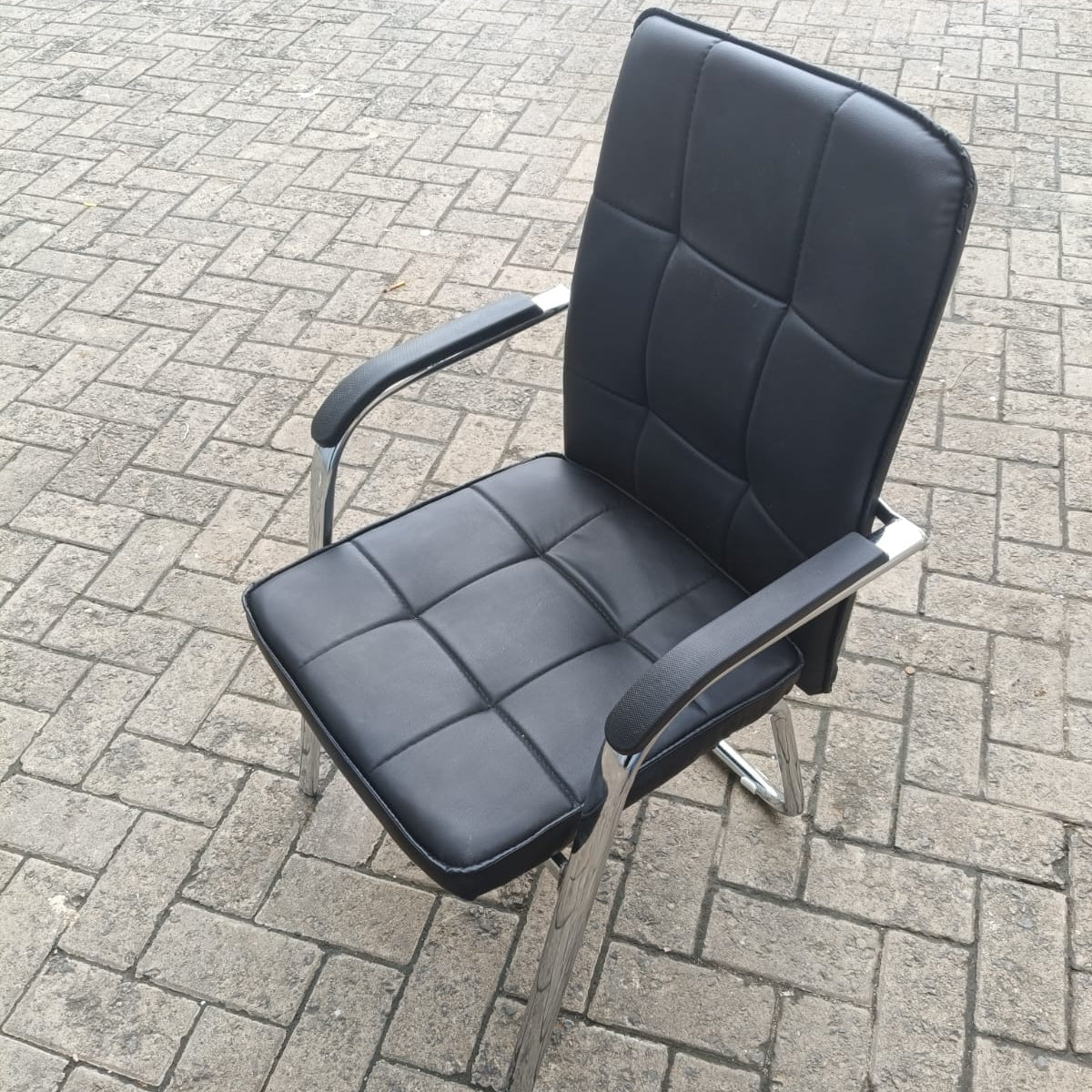 Medium Back Leather Visitor Chair – Durable Office & Conference Chair