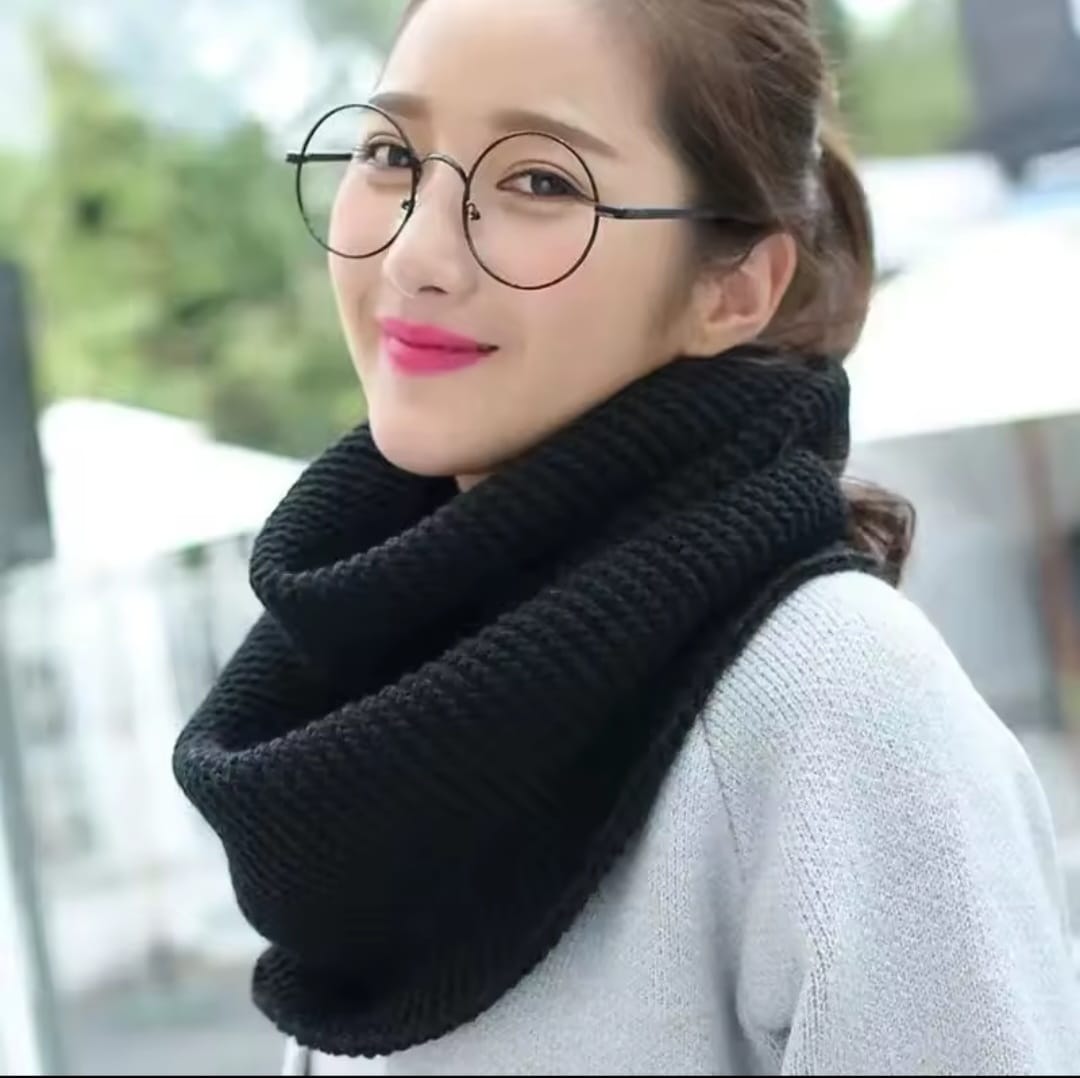 Gemelli Colllection warm knitted woolen scarf in black grey white and red winter accessory