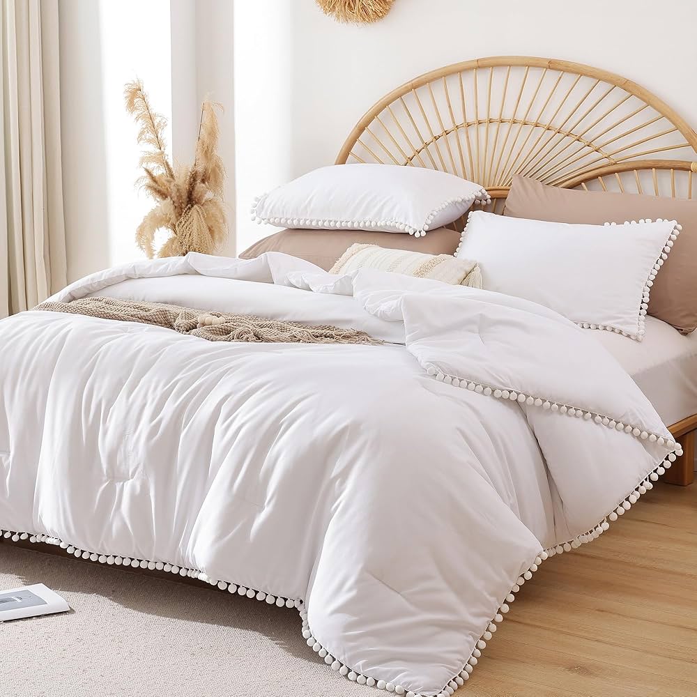 Pom-pom laced Bohemian microfibre duvet cover set with one duvet cover and two matching pillowcases in 6×7 and 6×6 sizes.