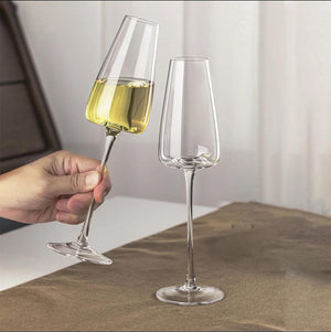 280ml long stem wine and champagne glass with an elegant shape for serving drinks at dining and special occasions.