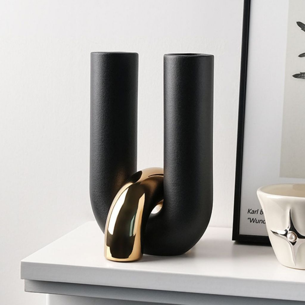 Noir Curve Ceramic Vase – Black Sculptural Decorative Vase for Shelf Styling, Console Décor, Coffee Tables, and Modern Living Room Interiors