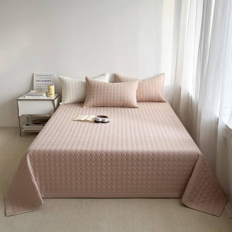 4PC Hotel Quality Bedspread Set 245x230cm with 3 Pillowcases, Soft Quilted Bedding in Brown Blush and White, Durable and Stylish Bedroom Décor for Queen and King Beds