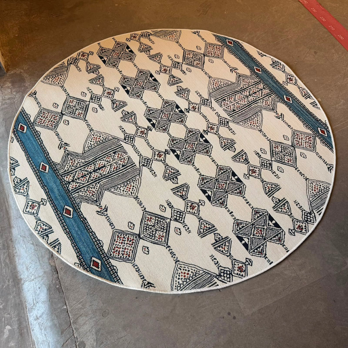 Round outdoor polypropylene rug for patio, balcony, garden, living room, and indoor or outdoor seating areas.