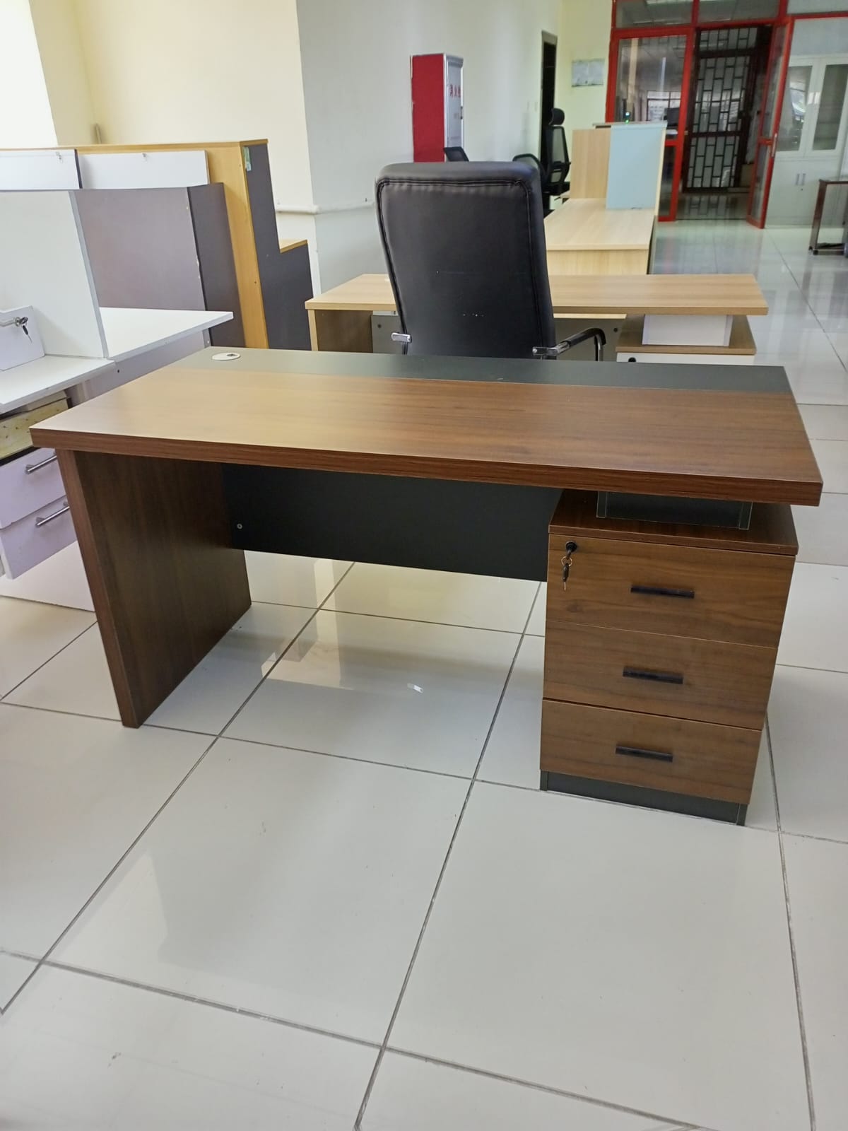 1.4 meter office table with spacious working surface for office or home use