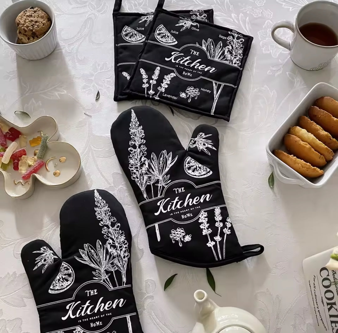 Kitchen Glove & Pot Holder Set, Heat-Resistant Cooking Accessories, Durable and Stylish, Black & White, Safe for Baking and Cooking, Modern Kitchen Décor