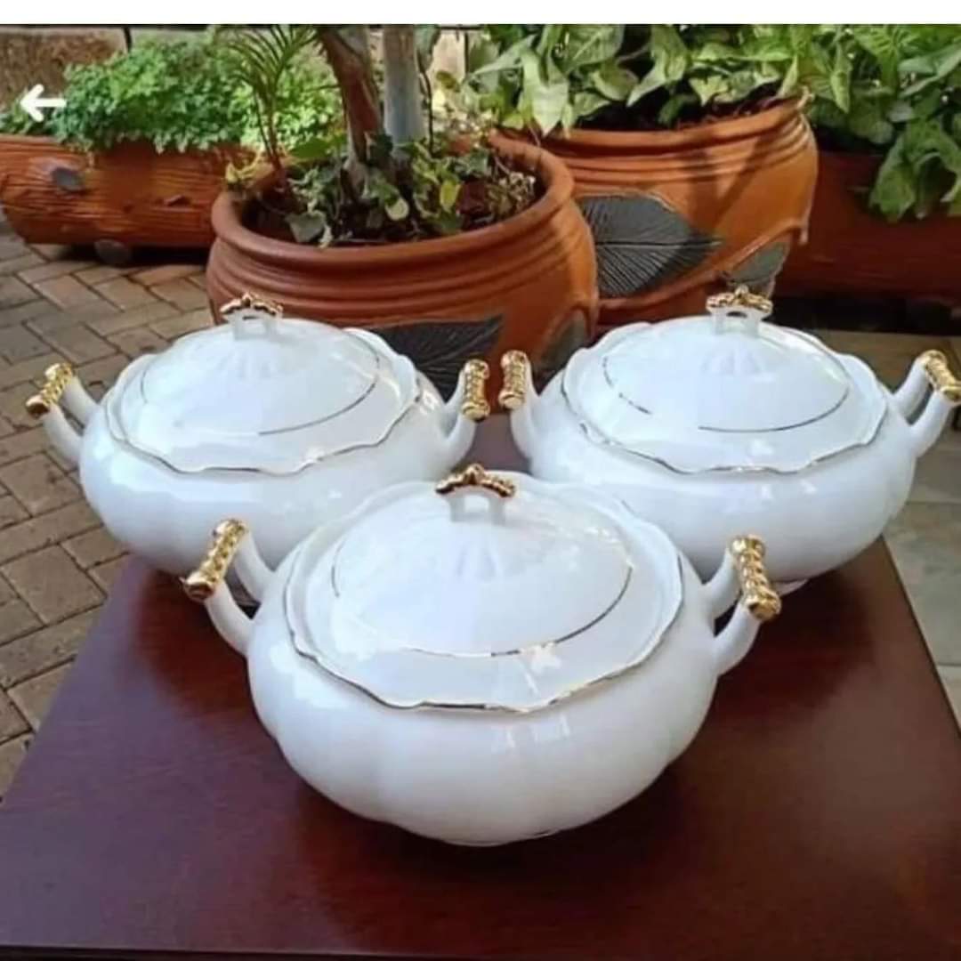 3 Queens serving dishes