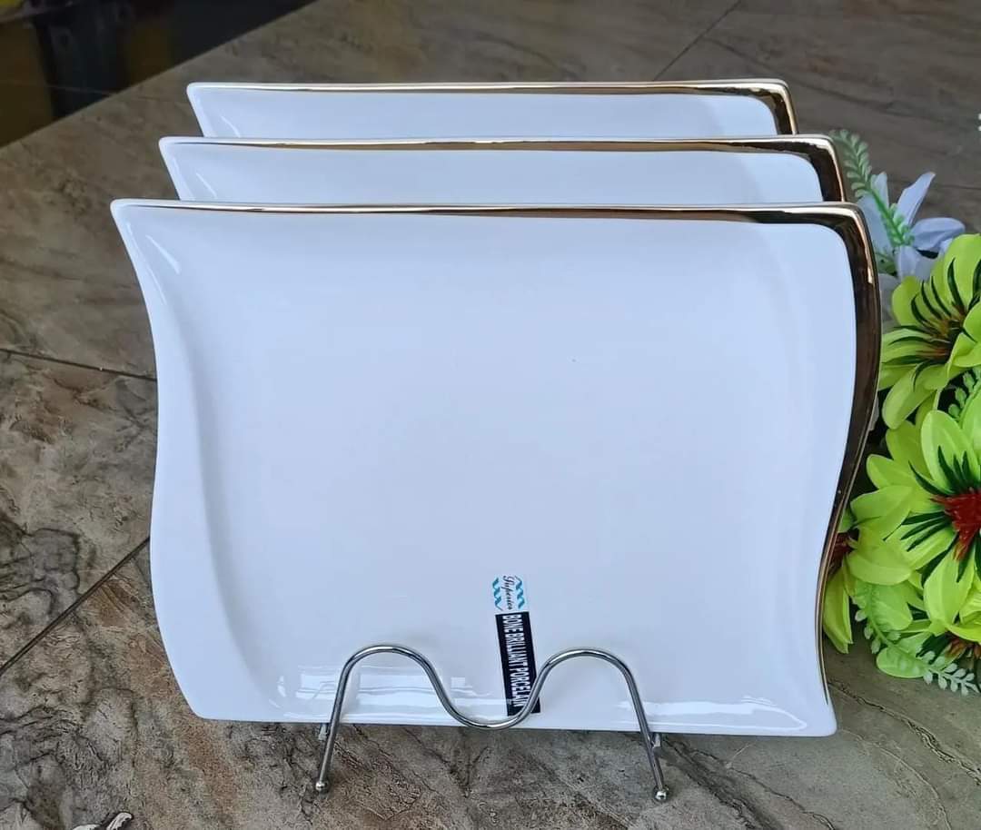 A set of 6 Dinner plates