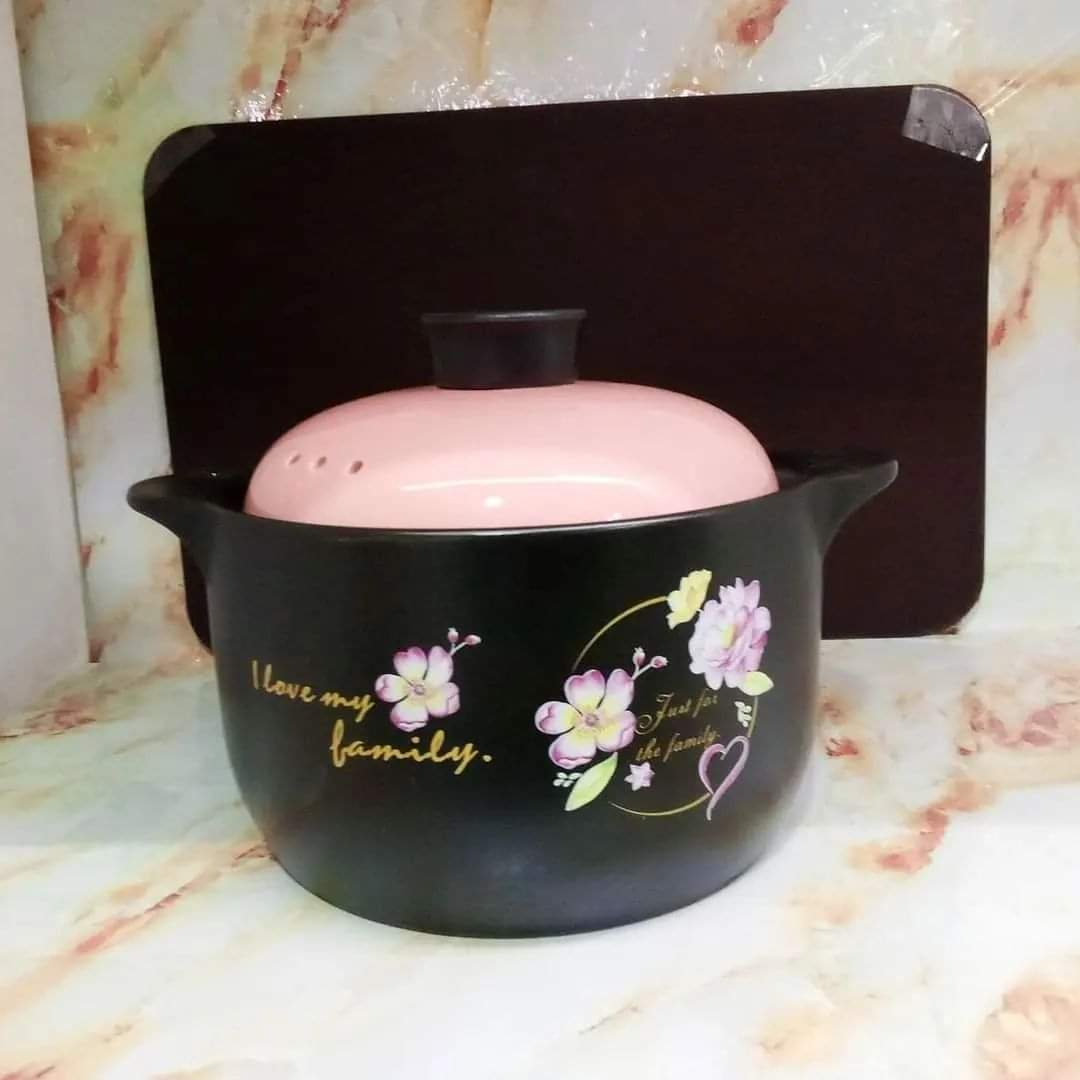 Ceramic serving pots with lids