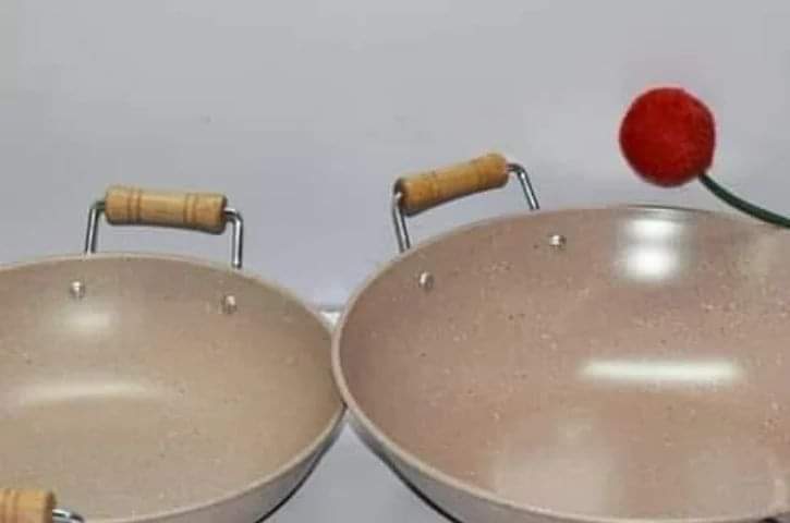 Deep pan with 2wooden handles